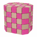 Bunter Sitzwürfel in Pink und Beige aus Stoff mit weichem Polster, ideal für Kinderzimmer oder Spielräume.