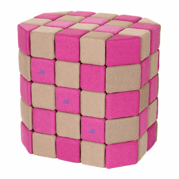 Bunter Sitzwürfel in Pink und Beige aus Stoff mit weichem Polster, ideal für Kinderzimmer oder Spielräume.