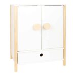 Der Small Foot Puppenschrank aus der Reihe „Little Button“ bietet mit einer Höhe von 48 cm viel Platz für Puppenkleider aller Art. Mit den leicht gängigen Flügeltüren kannst du den Puppenschrank bequem öffnen. Im Inneren findest du deine Kleiderstange und ein Fach, um Sachen zu verstauen. Ebenfalls enthalten sind spezielle Kleiderbügel, die über ein Gummiband verfügen. Damit eignen sie sich auch gut, um kleine Teile wie Schuhe oder Tücher zu verstauen. Um sicheres Spielen zu gewährleisten, sind alle Kanten abgerundet. Die weiße Farbgebung des Puppenschranks weiß sowohl Mädchen als auch Jungen zu gefallen. Der Schrank ist für Kinder ab 3 Jahren geeignet und passt perfekt zu allen anderen Produkten der „Little Button“-Reihe.