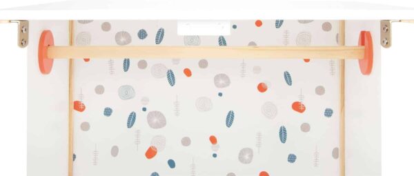 Der Small Foot Puppenschrank aus der Reihe „Little Button“ bietet mit einer Höhe von 48 cm viel Platz für Puppenkleider aller Art. Mit den leicht gängigen Flügeltüren kannst du den Puppenschrank bequem öffnen. Im Inneren findest du deine Kleiderstange und ein Fach, um Sachen zu verstauen. Ebenfalls enthalten sind spezielle Kleiderbügel, die über ein Gummiband verfügen. Damit eignen sie sich auch gut, um kleine Teile wie Schuhe oder Tücher zu verstauen. Um sicheres Spielen zu gewährleisten, sind alle Kanten abgerundet. Die weiße Farbgebung des Puppenschranks weiß sowohl Mädchen als auch Jungen zu gefallen. Der Schrank ist für Kinder ab 3 Jahren geeignet und passt perfekt zu allen anderen Produkten der „Little Button“-Reihe.