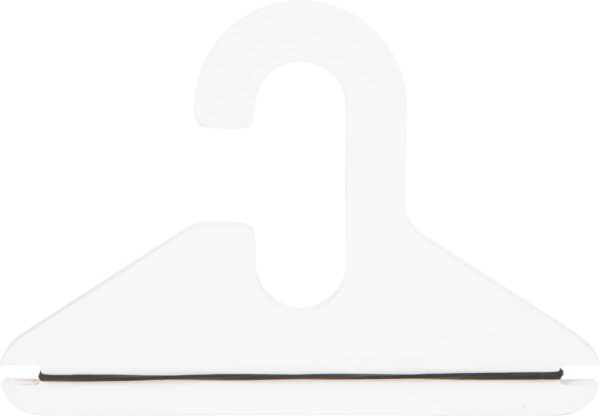 Der Small Foot Puppenschrank aus der Reihe „Little Button“ bietet mit einer Höhe von 48 cm viel Platz für Puppenkleider aller Art. Mit den leicht gängigen Flügeltüren kannst du den Puppenschrank bequem öffnen. Im Inneren findest du deine Kleiderstange und ein Fach, um Sachen zu verstauen. Ebenfalls enthalten sind spezielle Kleiderbügel, die über ein Gummiband verfügen. Damit eignen sie sich auch gut, um kleine Teile wie Schuhe oder Tücher zu verstauen. Um sicheres Spielen zu gewährleisten, sind alle Kanten abgerundet. Die weiße Farbgebung des Puppenschranks weiß sowohl Mädchen als auch Jungen zu gefallen. Der Schrank ist für Kinder ab 3 Jahren geeignet und passt perfekt zu allen anderen Produkten der „Little Button“-Reihe.