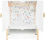 Der Small Foot Puppenschrank aus der Reihe „Little Button“ bietet mit einer Höhe von 48 cm viel Platz für Puppenkleider aller Art. Mit den leicht gängigen Flügeltüren kannst du den Puppenschrank bequem öffnen. Im Inneren findest du deine Kleiderstange und ein Fach, um Sachen zu verstauen. Ebenfalls enthalten sind spezielle Kleiderbügel, die über ein Gummiband verfügen. Damit eignen sie sich auch gut, um kleine Teile wie Schuhe oder Tücher zu verstauen. Um sicheres Spielen zu gewährleisten, sind alle Kanten abgerundet. Die weiße Farbgebung des Puppenschranks weiß sowohl Mädchen als auch Jungen zu gefallen. Der Schrank ist für Kinder ab 3 Jahren geeignet und passt perfekt zu allen anderen Produkten der „Little Button“-Reihe.