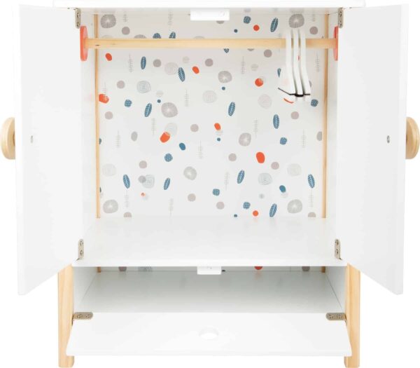Der Small Foot Puppenschrank aus der Reihe „Little Button“ bietet mit einer Höhe von 48 cm viel Platz für Puppenkleider aller Art. Mit den leicht gängigen Flügeltüren kannst du den Puppenschrank bequem öffnen. Im Inneren findest du deine Kleiderstange und ein Fach, um Sachen zu verstauen. Ebenfalls enthalten sind spezielle Kleiderbügel, die über ein Gummiband verfügen. Damit eignen sie sich auch gut, um kleine Teile wie Schuhe oder Tücher zu verstauen. Um sicheres Spielen zu gewährleisten, sind alle Kanten abgerundet. Die weiße Farbgebung des Puppenschranks weiß sowohl Mädchen als auch Jungen zu gefallen. Der Schrank ist für Kinder ab 3 Jahren geeignet und passt perfekt zu allen anderen Produkten der „Little Button“-Reihe.