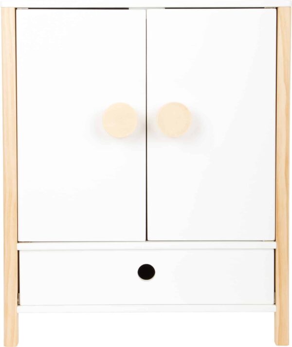 Der Small Foot Puppenschrank aus der Reihe „Little Button“ bietet mit einer Höhe von 48 cm viel Platz für Puppenkleider aller Art. Mit den leicht gängigen Flügeltüren kannst du den Puppenschrank bequem öffnen. Im Inneren findest du deine Kleiderstange und ein Fach, um Sachen zu verstauen. Ebenfalls enthalten sind spezielle Kleiderbügel, die über ein Gummiband verfügen. Damit eignen sie sich auch gut, um kleine Teile wie Schuhe oder Tücher zu verstauen. Um sicheres Spielen zu gewährleisten, sind alle Kanten abgerundet. Die weiße Farbgebung des Puppenschranks weiß sowohl Mädchen als auch Jungen zu gefallen. Der Schrank ist für Kinder ab 3 Jahren geeignet und passt perfekt zu allen anderen Produkten der „Little Button“-Reihe.