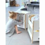 Der Small Foot Puppenschrank aus der Reihe „Little Button“ bietet mit einer Höhe von 48 cm viel Platz für Puppenkleider aller Art. Mit den leicht gängigen Flügeltüren kannst du den Puppenschrank bequem öffnen. Im Inneren findest du deine Kleiderstange und ein Fach, um Sachen zu verstauen. Ebenfalls enthalten sind spezielle Kleiderbügel, die über ein Gummiband verfügen. Damit eignen sie sich auch gut, um kleine Teile wie Schuhe oder Tücher zu verstauen. Um sicheres Spielen zu gewährleisten, sind alle Kanten abgerundet. Die weiße Farbgebung des Puppenschranks weiß sowohl Mädchen als auch Jungen zu gefallen. Der Schrank ist für Kinder ab 3 Jahren geeignet und passt perfekt zu allen anderen Produkten der „Little Button“-Reihe.