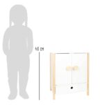 Der Small Foot Puppenschrank aus der Reihe „Little Button“ bietet mit einer Höhe von 48 cm viel Platz für Puppenkleider aller Art. Mit den leicht gängigen Flügeltüren kannst du den Puppenschrank bequem öffnen. Im Inneren findest du deine Kleiderstange und ein Fach, um Sachen zu verstauen. Ebenfalls enthalten sind spezielle Kleiderbügel, die über ein Gummiband verfügen. Damit eignen sie sich auch gut, um kleine Teile wie Schuhe oder Tücher zu verstauen. Um sicheres Spielen zu gewährleisten, sind alle Kanten abgerundet. Die weiße Farbgebung des Puppenschranks weiß sowohl Mädchen als auch Jungen zu gefallen. Der Schrank ist für Kinder ab 3 Jahren geeignet und passt perfekt zu allen anderen Produkten der „Little Button“-Reihe.