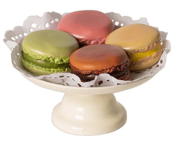 Maileg Macarons auf Kuchenplatte