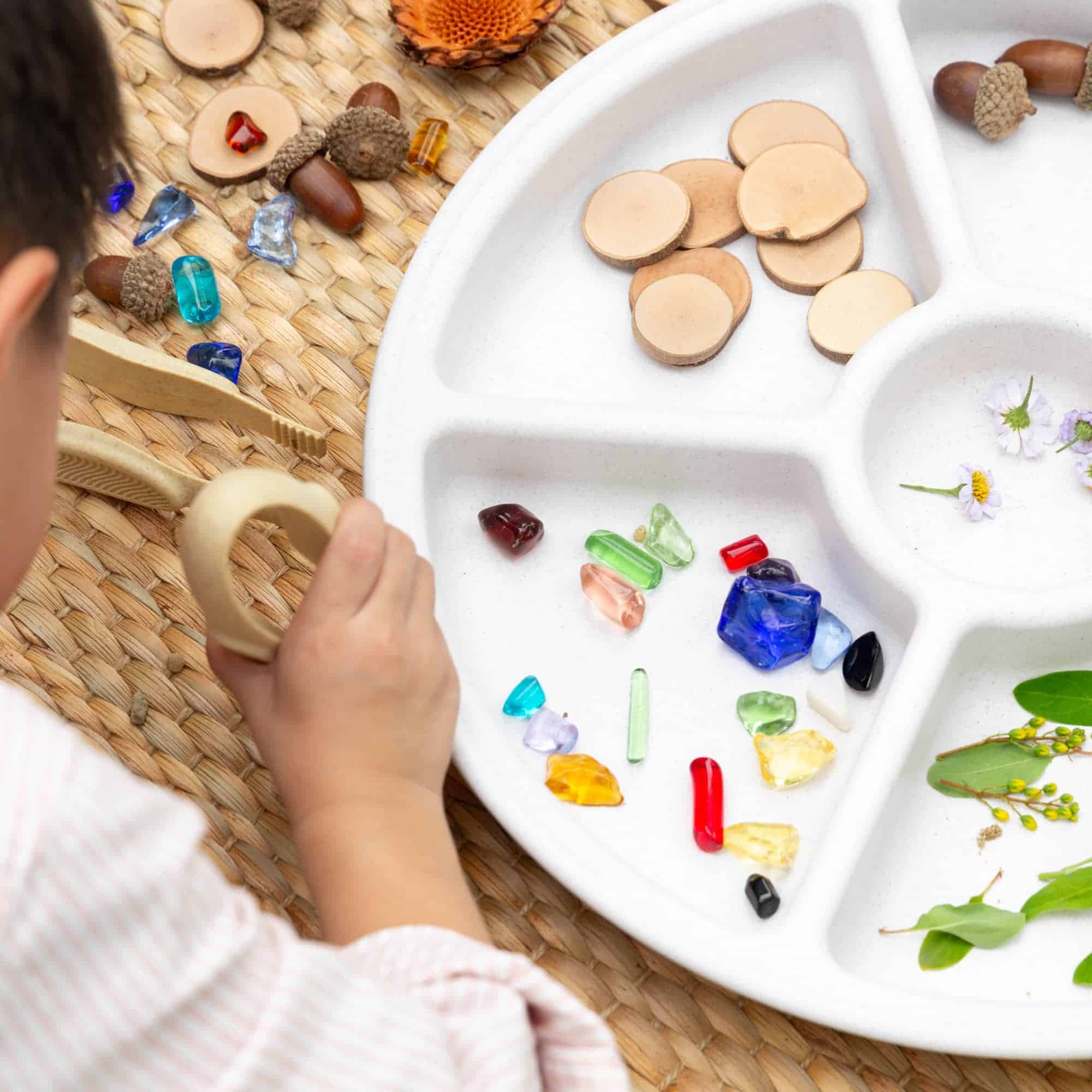 Filename: bunte-schmuckstein-werkstatt-kind-gestaltet.jpg.