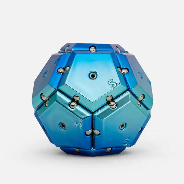 Hochwertiger, blauer Metallpuzzle mit geometrischer Form und langlebigen Schrauben, perfekt für kreative Denker und Liebhaber innovativer Spielzeuge.