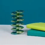 Akkus in einer vertikalen Reihe, die für Elektronikgeräte oder Batterien verwendet werden.