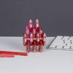 2. Bunte Klicker-Tiere in Rot, die einen Hund oder eine andere Figur bilden, auf einem weißen Schreibtisch neben einem roten Filzstift und einer weißen Tastatur.