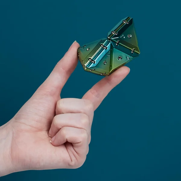 Edelstahl-Kunststoff-Design-Kunststoffspielzeug, das auf dem Zeigefinger balanciert wird.