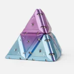 Bunte magnetische Puzzlespiele in einer Pyramidenform aus Metall, mit bunten Farbkombinationen und sichtbaren Schrauben.