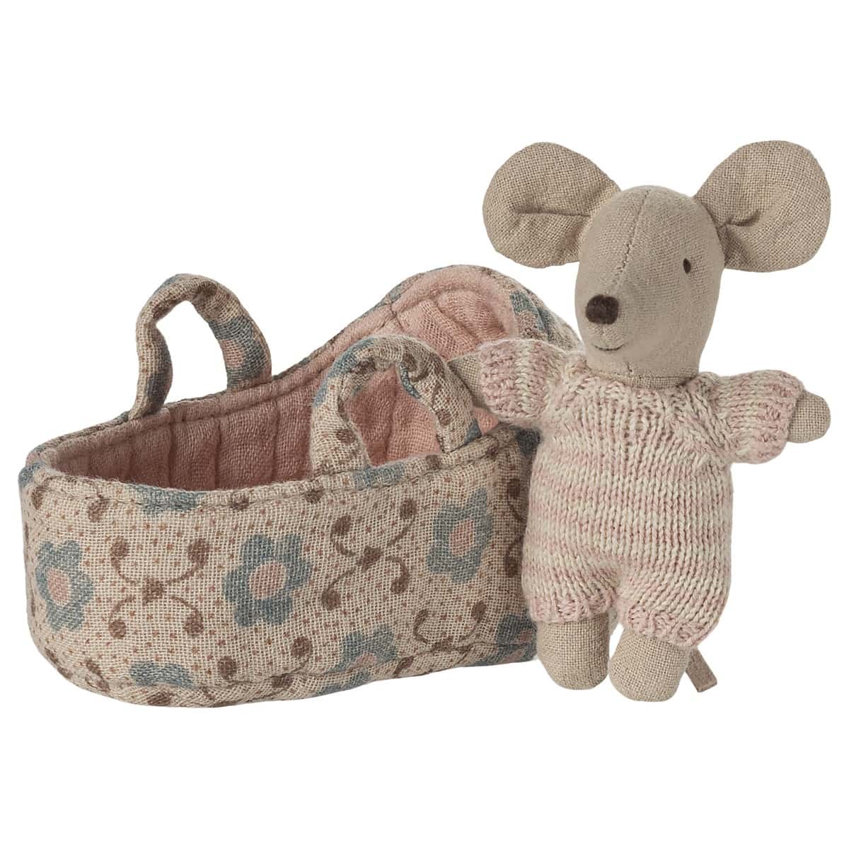 Maileg-Babymaus in Tragetasche - Rose-17-5004-00 Weißer Stoffbär mit rosa Pullover und einem Stoffkorb mit floralem Muster, geeignet als Kuscheltier und Dekoration für Babyzimmer.