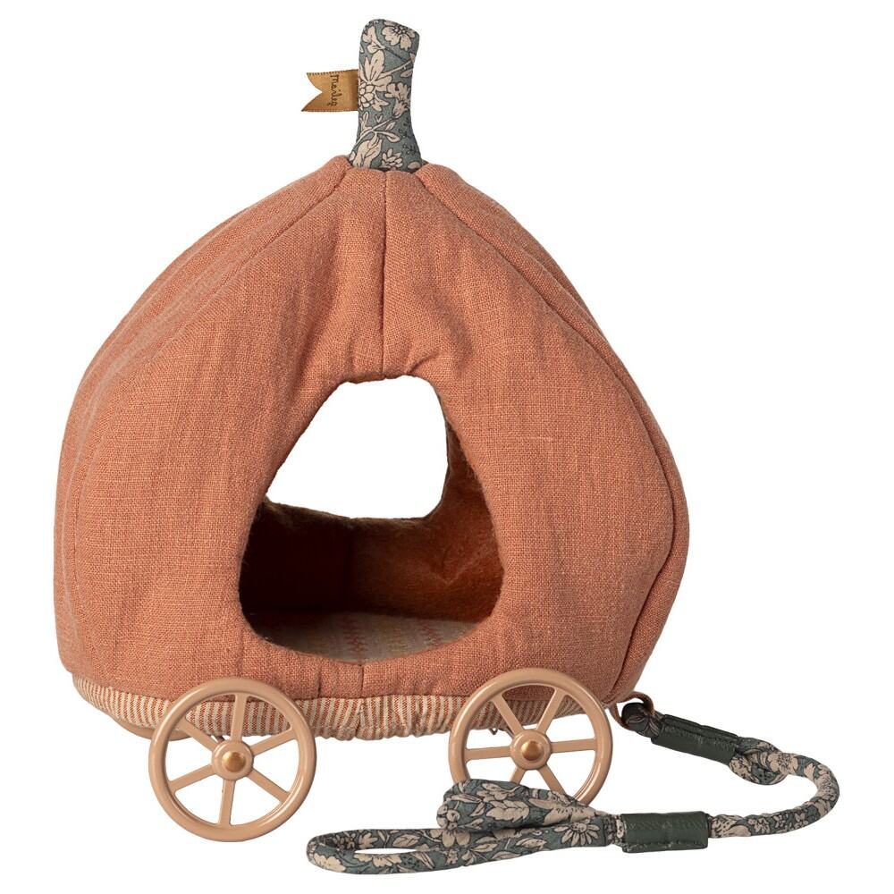 Maileg-Kürbiswagen-11-5409-00 Weiches Kuschelbett für Kleintiere mit dekorativem Blumenmuster, inklusive abnehmbarem Trageseil und stabilem Wagen-Design. Besonders geeignet für kleine Hunde, Katzen oder Nager.