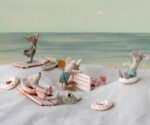 Ein charmantes Diorama mit handgemachten Stofftieren, die eine Strand- oder Urlaubsszene darstellen, inklusive Meer, Zubehör und Mini-Accessoires, perfekt für kreative Dekorationen oder Kinderzimmer.