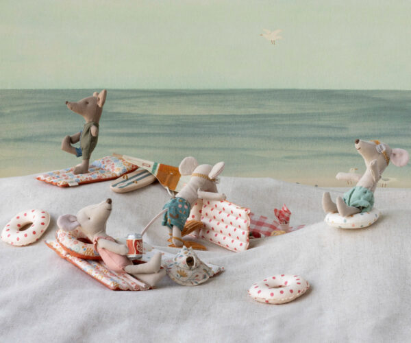 Ein charmantes Diorama mit handgemachten Stofftieren, die eine Strand- oder Urlaubsszene darstellen, inklusive Meer, Zubehör und Mini-Accessoires, perfekt für kreative Dekorationen oder Kinderzimmer.