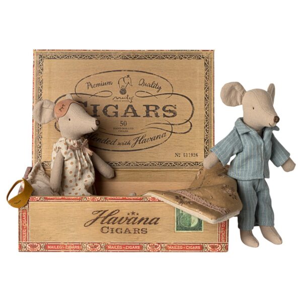 Handgefertigte Stofftier-Mäuse in Vintage-Design, eines trägt Polka-Dot-Kleid mit Tasche, das andere trägt Pyjamas, vor einer Zigarre-Box aus Holz, ideal für nostalgische Dekorationen oder als Sammlerstücke.