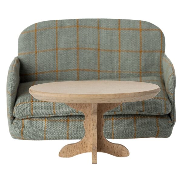 Gemütliches Sofa mit grünem Stoffbezug und orange Karo-Muster, kombiniert mit einem modernen hölzernen Beistelltisch, ideal für das stilvolle Wohnzimmer.