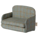 2. Weiches, gepolstertes Miniatur-Sofa mit grauem Stoff und orangefarbenem Karo-Muster, ideal für Puppenhäuser oder als dekoratives Sammlerstück.