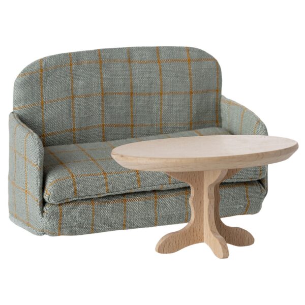 Gemütliches, vintage-Innenmöbel-Set mit kleiner Couch im Skandi-Stil und naturbelassenem Holztisch, perfekt für kleine Aufenthaltsräume oder als dekoratives Highlight.