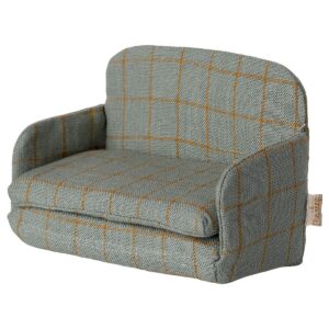 2. Weiches, gepolstertes Miniatur-Sofa mit grauem Stoff und orangefarbenem Karo-Muster, ideal für Puppenhäuser oder als dekoratives Sammlerstück.