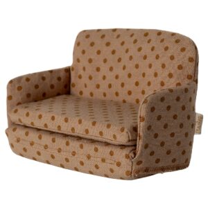 Kleines Sitzmöbel im Polka-Dot-Design, beige mit braunen Punkten, ideal für Puppenhäuser oder als Dekorationsstück.