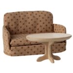 Miniatur-Sofagarnitur mit polka-dot-Muster und einem kleinen Holztisch. Perfekt für Puppenhäuser oder Sammler. Helles, gemütliches Design in beiger Farbe mit braunen Punkten.