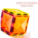 Leuchtendes, bunter Zauberwürfel mit glatten Oberflächen und transparenten Elementen, die im Licht schimmern.