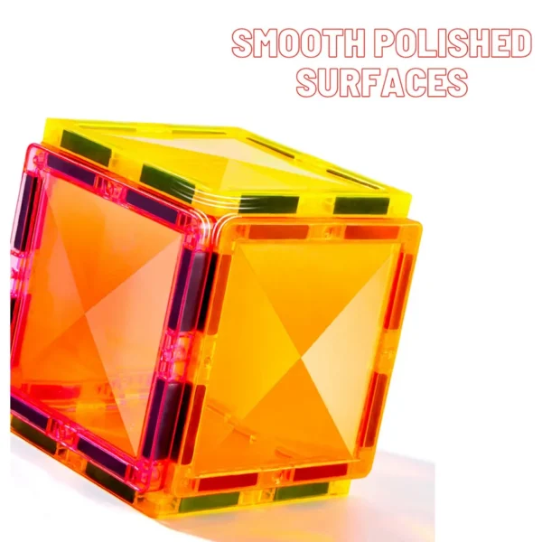 Leuchtendes, bunter Zauberwürfel mit glatten Oberflächen und transparenten Elementen, die im Licht schimmern.