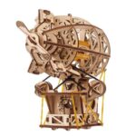 Detaillierte Holzkonstruktion eines Heißluftballons mit Propellern und Rädern, Teil eines mechanischen Puzzles oder Modells. Perfekt für Technik- und Bastelliebhaber.