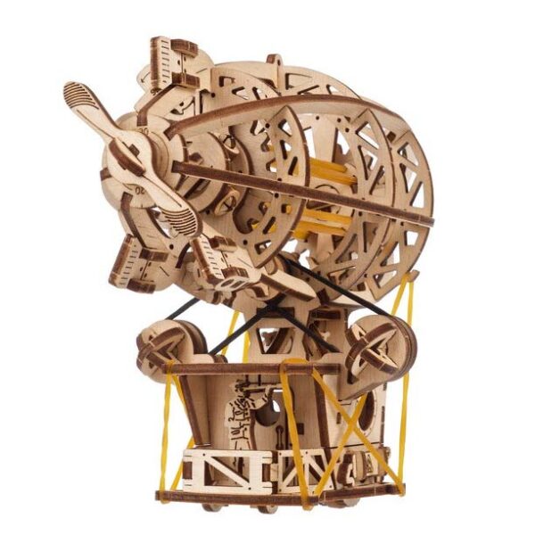 Detaillierte Holzkonstruktion eines Heißluftballons mit Propellern und Rädern, Teil eines mechanischen Puzzles oder Modells. Perfekt für Technik- und Bastelliebhaber.