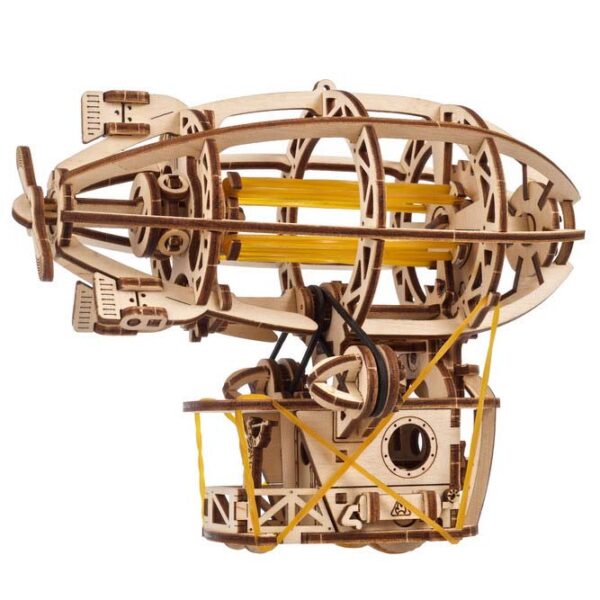 2. Detaillierte Aufnahme eines Holzmodells eines Heißluftballons mit gelben und braunen Teilen.