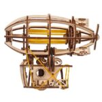 2. Handgefertigtes Holzmobil mit gelben Gummibändern und komplexer Mechanik, gebaut aus Holz, für kreative Modellbau- und Bastelprojekte.