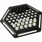 Gomoku Spielbrett mit schwarzen und weißen Spielsteinen, strategisches Brettspiel für zwei Personen, geeignet für Wohnzimmer oder Spielabende.