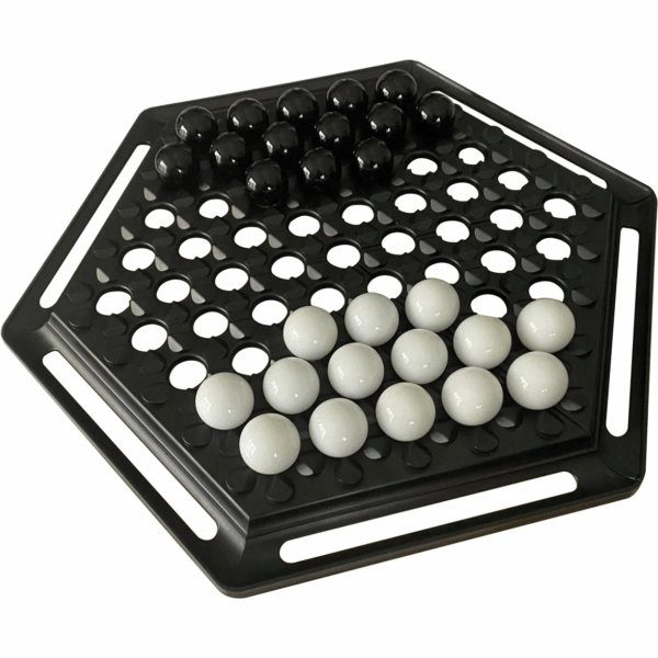 Gomoku Spielbrett mit schwarzen und weißen Spielsteinen, strategisches Brettspiel für zwei Personen, geeignet für Wohnzimmer oder Spielabende.