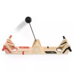 Rückansicht eines Holz-Volleyball-Trainingsgeräts mit Schlägern und Ball, geeignet für Ballkontrolle und Techniktraining, auf weißem Hintergrund.