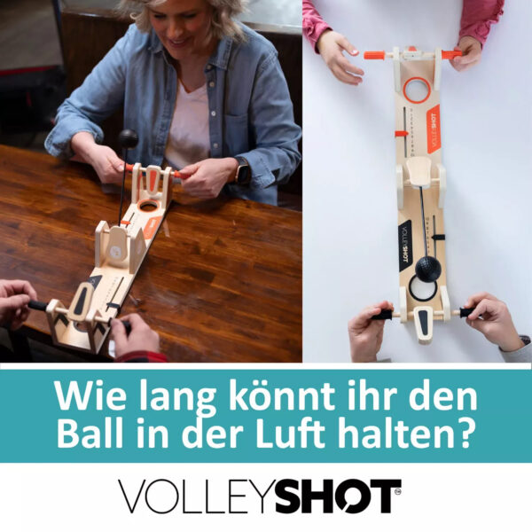 - Alternativtext: Frauen spielen mit dem klassischen Brettspiel Volley Shot, bei dem es darum geht, den Ball in der Luft so lange wie möglich zu halten.