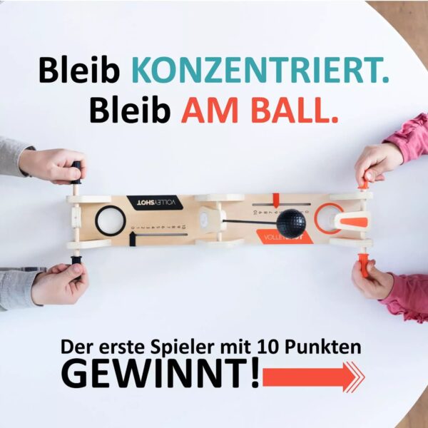 2. Nahaufnahme eines Tischhockey-Spiels mit Händen von Kindern, die den Puck schlagen, um auf das Spiel und den Wettbewerbsgeist aufmerksam zu machen.